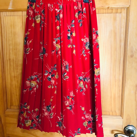 Dresses & Skirts - Midi pleaded red skirt